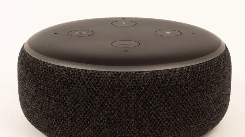 Умные устройства линейки Echo от Amazon на столе