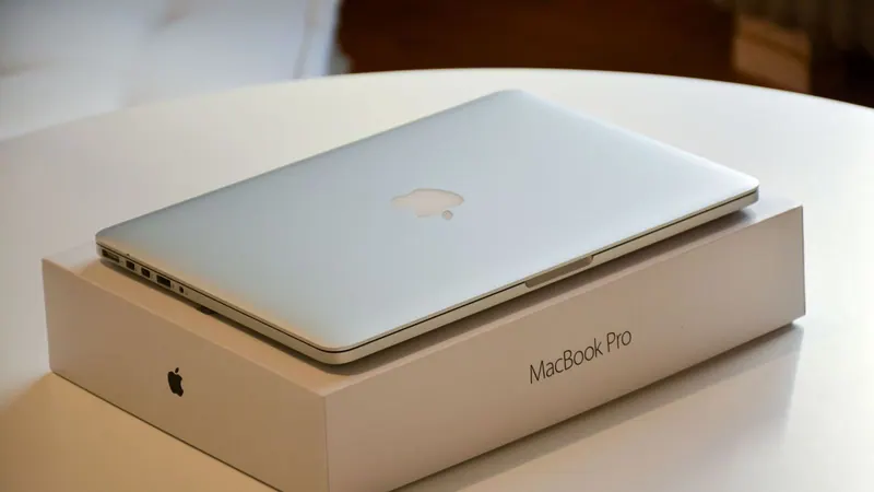 Ноутбук MacBook Pro и моноблок iMac на рабочем столе.